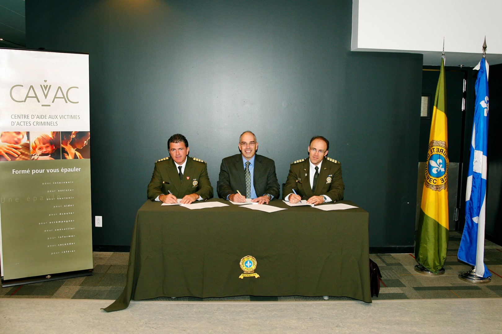 François Roux, directeur aux Services des enquêtes criminelles à gauche, Gabriel Larivière, directeur du CAVAC et Jocelyn Latulippe, commandant du district de la Montérégie.