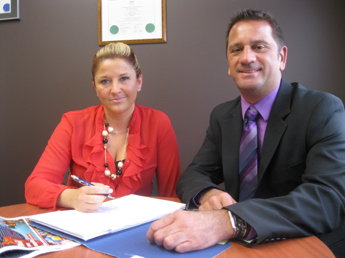 L'éditrice du Tout Express.ca, Annie-Julie Ste-Marie, aux côtés de Stéphane Vinet, directeur général régional Montérégie - TC, qui vient d'acquérir les actifs de cette publication.