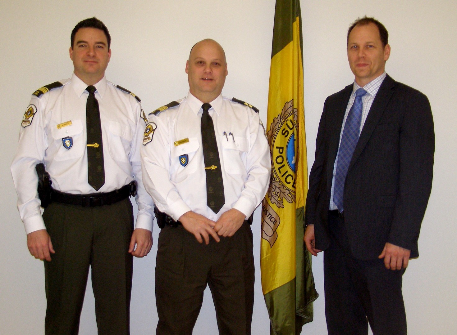 Le lieutenant Maxime Tremblay, adjoint responsable à la gendarmerie, le directeur du poste André Bouchard et le lieutenant Éric Benoit, adjoint responsable aux enquêtes criminelles.