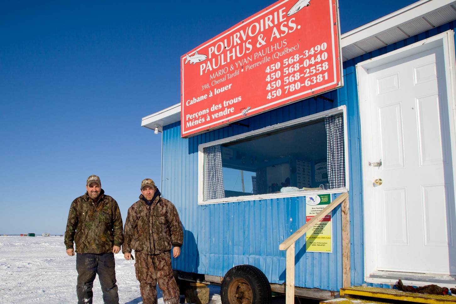 Mario et Yvan Paulhus, propriétaires du centre de pêche Paulhus.