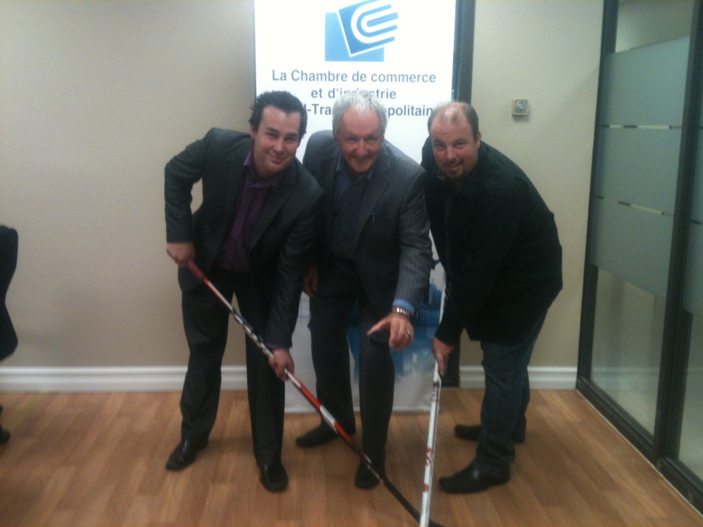 Le président d'honneur du tournoi et journaliste à RDS, Yanick Lévesque, le directeur général de Chambre de commerce et d’industrie Sorel-Tracy métropolitain, Marcel Robert, et Steve Gaudreau, de l'entreprise Événements Sportifs SM.
