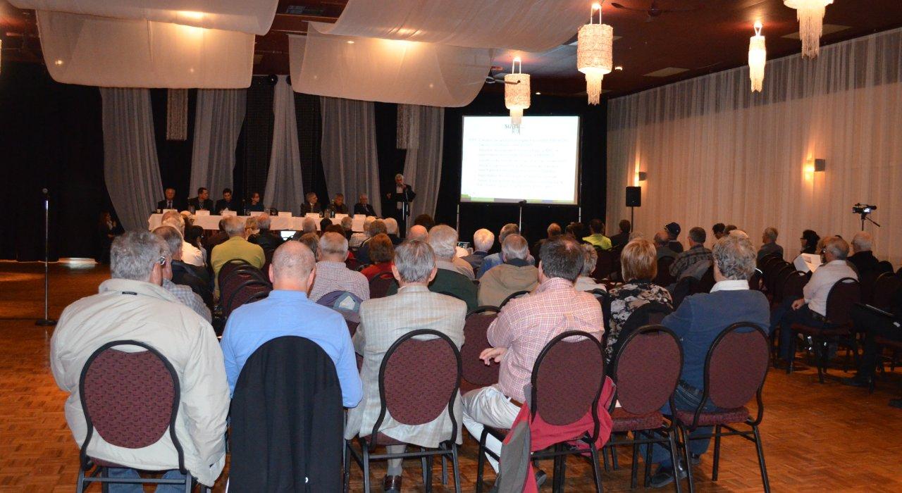 Les conférenciers invités de la soirée d’information étaient David Cliche (consultant du Groupe SMi), Georges Douguiniets (manufacturier Repower), Jean-Daniel Langlois (manufacturier Repower), Ève-Line Brouillard (ingénieure Hatch), Gilles Salvas (préfet de la MRC de Pierre-De Saurel), Réjean Dauplaise (président du Parc éolien Pierre-De Saurel), Marcel Fafard (directeur de projet du Parc éolien Pierre-De Saurel) et Jacques Wilkins (animateur).