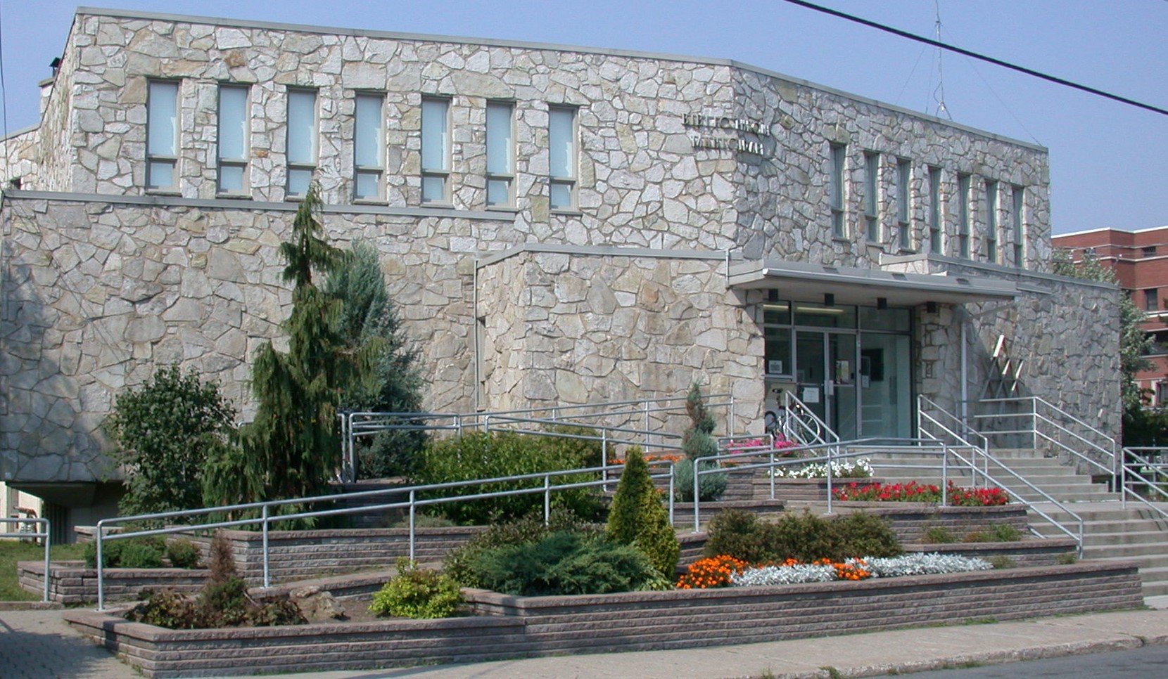 La bibliothèque Le Survenant est située au 145, rue George, dans le secteur Sorel.