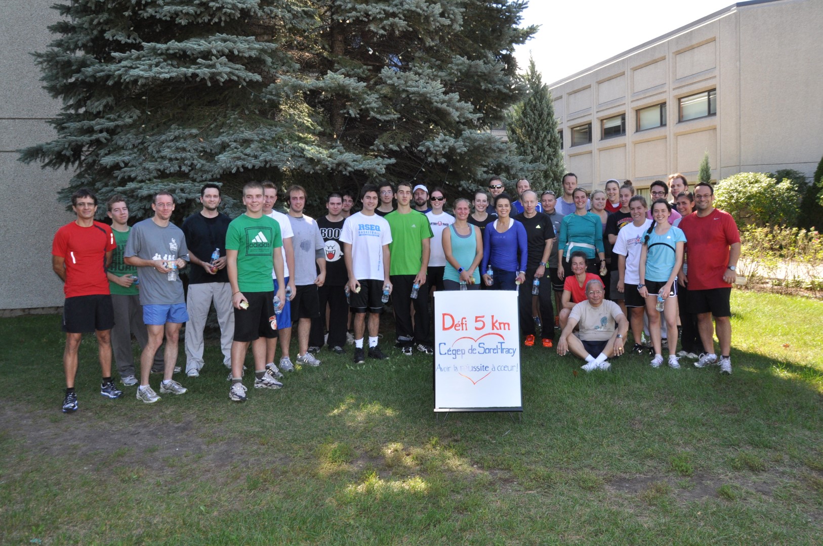 Trente-quatre participants, membres du personnel et étudiants se sont rassemblés sur la ligne de départ pour courir ou marcher cinq kilomètres.