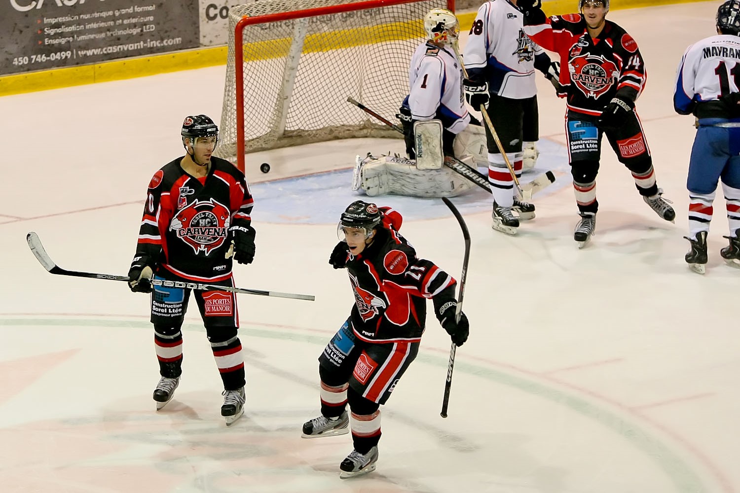 Grégory Dupré célèbre son deuxième but de la rencontre pour le HC Carvena.