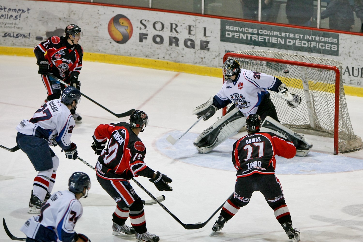 Dominic Chiasson (#20, au centre), du HC Carvena, a marqué le premier de ses deux buts en première période du match contre Trois-Rivières, le 24 novembre.