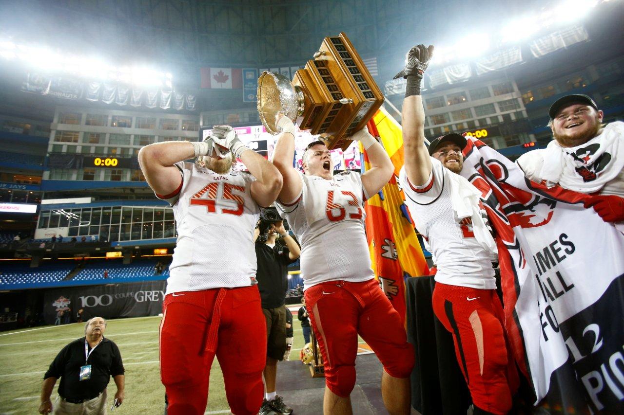 Le Sorelois Dominic Noël (troisième à gauche) a été un rouage important de la conquête de la septième coupe Vanier du Rouge et Or de l'Université Laval.
