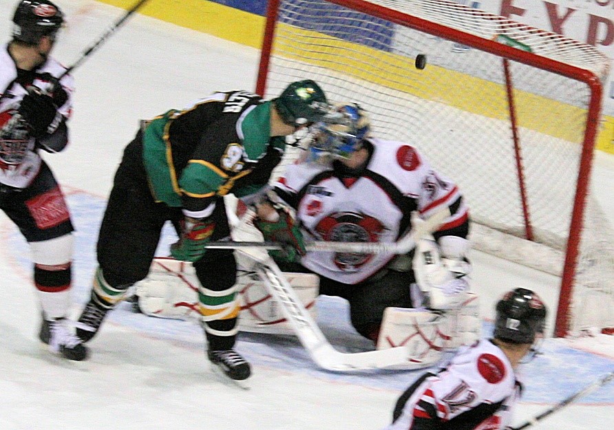Le HC Carvena (blanc) a perdu contre le 3L de Rivière-du-Loup le 7 décembre (photo), avant de vaincre le Caron et Guay de Trois-Rivières, le surlendemain.