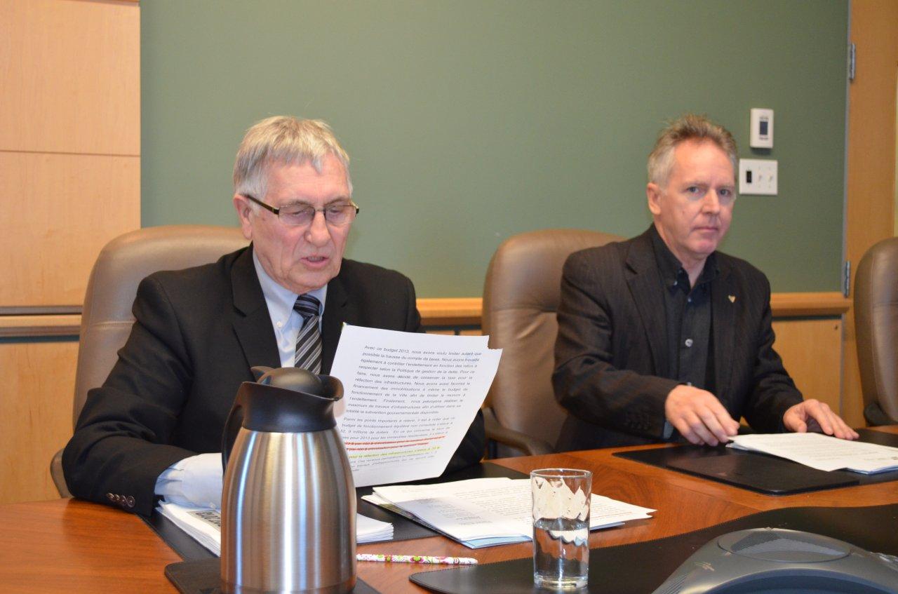 En présence de Louis Latraverse (à droite), directeur des communications de&nbsp;la Ville de Sorel-Tracy, le maire Réjean Dauplaise a annoncé que le budget 2013 a voulu limiter la hausse des taxes.