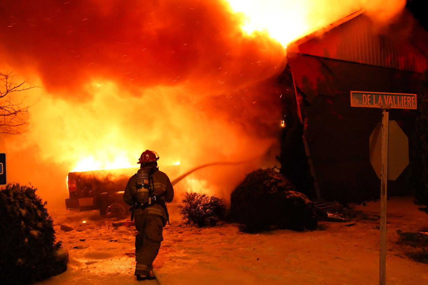 À l’arrivée des pompiers, le véhicule ainsi que la résidence étaient entièrement en flamme.