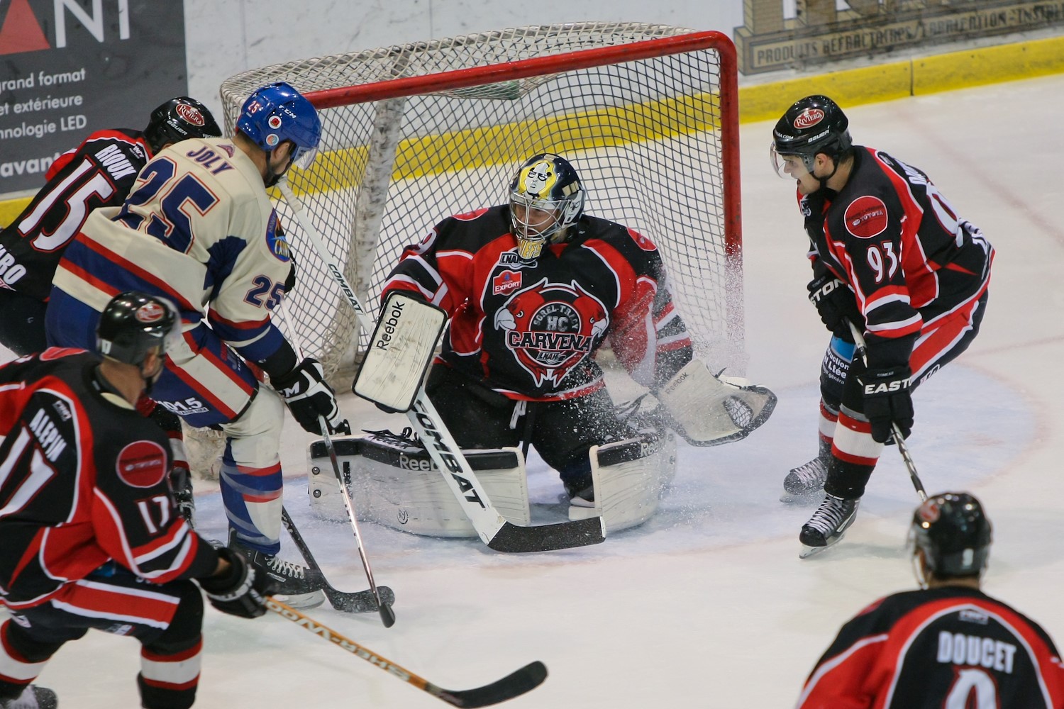 Le gardien du HC Carvena Francis Gourdeau a disputé un fort match face aux Riverkings de Cornwall, résistant à maintes reprises aux attaques du camp ontarien.