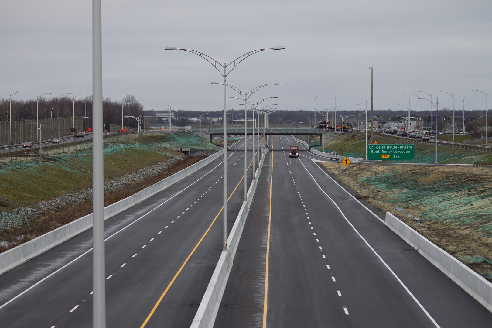 Avec l'ouverture du nouveau tronçon ouest de l’autoroute 30 (photo), c’est maintenant 145 km de route qui relient Sorel-Tracy à Vaudreuil-Dorion.