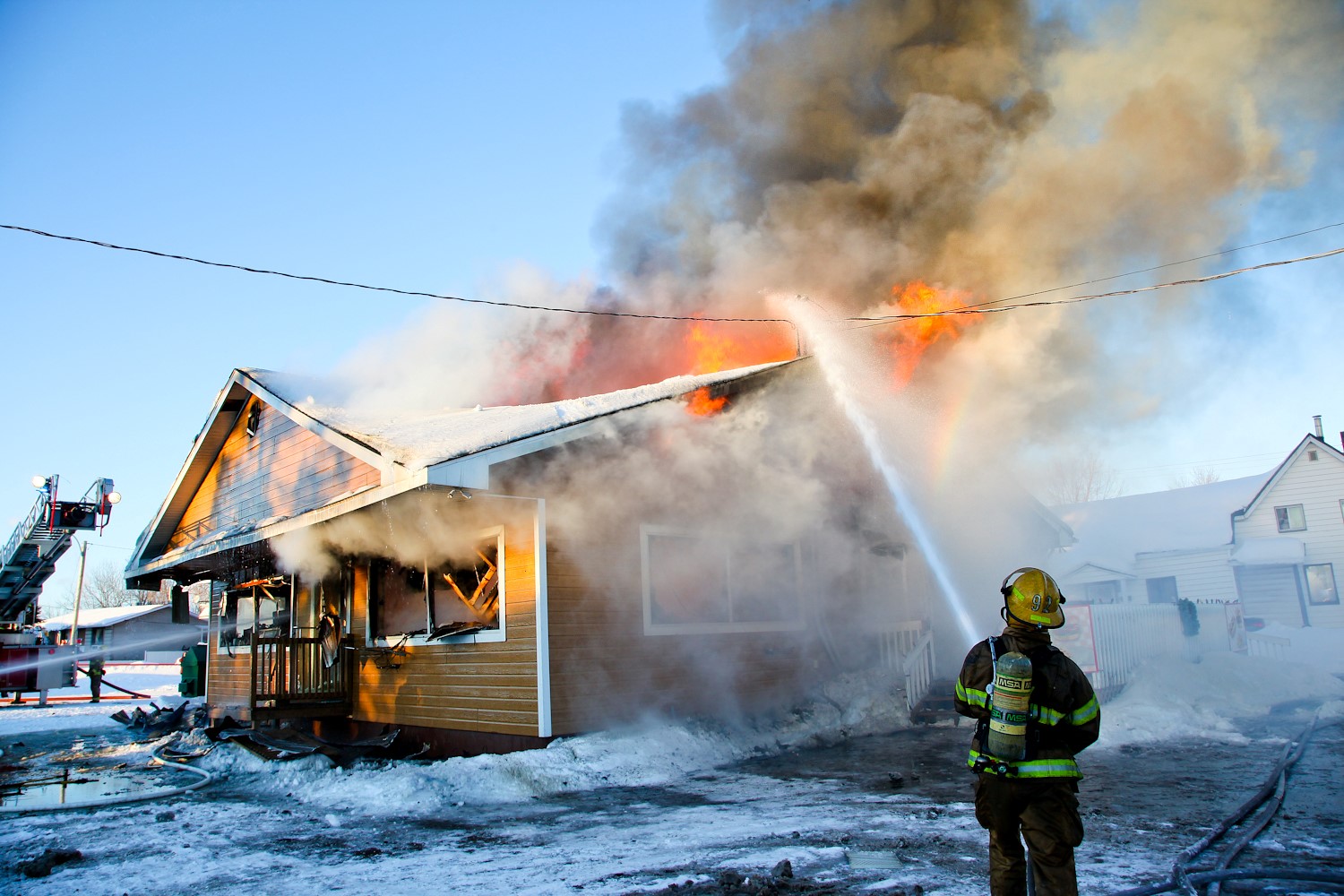 L'incendie s'est déclaré au sous-sol. Les employés et le client qui se trouvaient à l'intérieur n'ont pas été blessés.