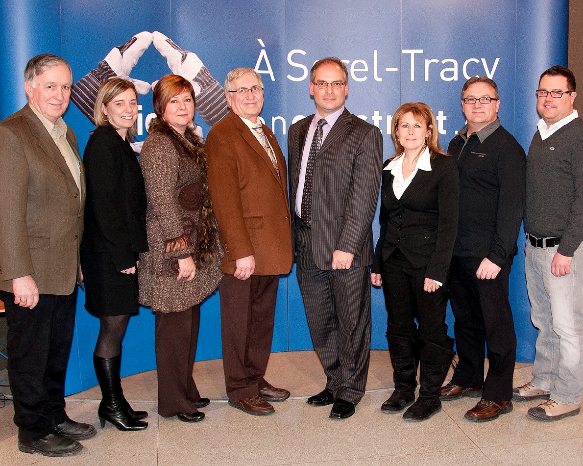 Bertrand Péloquin des Caisses Desjardins (Pierre-De Saurel et Riviera), Josée Plamondon du CLD de Pierre-De Saurel (Comité de Fierté régionale), Dominique Ouellet, conseillère municipale, Réjean Dauplaise, maire de la Ville de Sorel-Tracy, Laurent Cournoyer de Page Cournoyer, Luce Bertrand de Planimage, Alain Cantara de RONA Bibeau et Marco Boulet des Portes du Manoir.