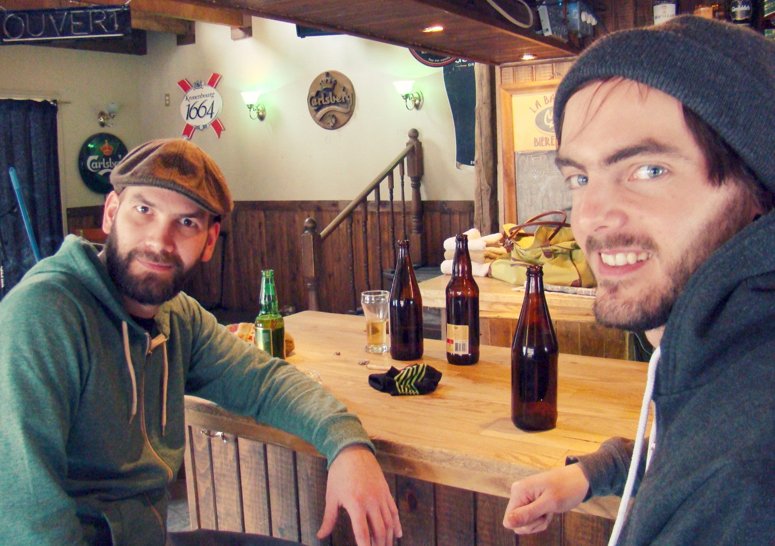 Alexandre Gauthier et Renaud Bastien accoudés au bar du Pub O’Callaghan.