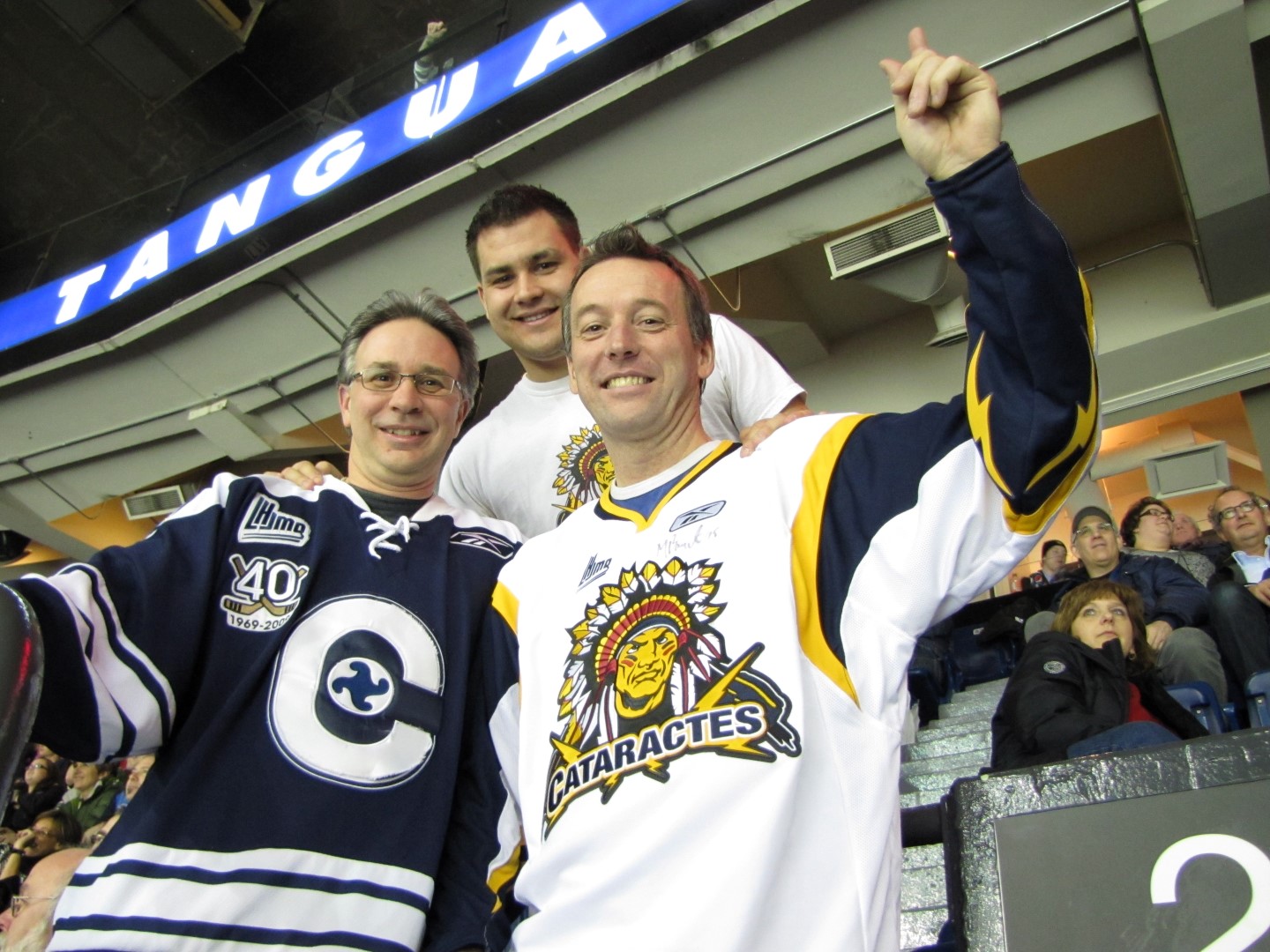 Luc Arvisais (à droite) n’est pas seulement le directeur du comité Festival des partisans de la Coupe Memorial 2012, c’est avant tout un amateur de hockey et surtout des Cataractes de Shawinigan