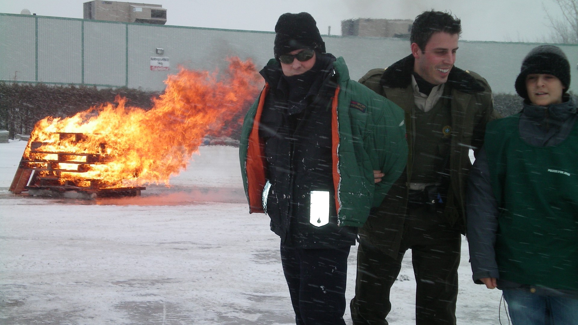 L’incendiaire (un pompier) arrêté en flagrant délit par le policier-pompier d’un jour Benjamin Lataille. Il est ici en compagnie de l’agent Mathieu Bourdages.
