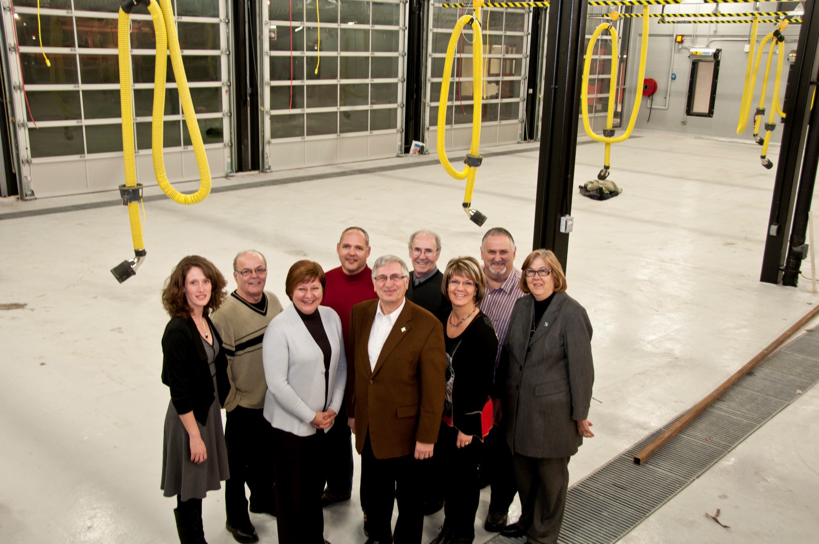 Le conseil municipal de Sorel-Tracy posant à l’intérieur de la caserne lors d’une visite.