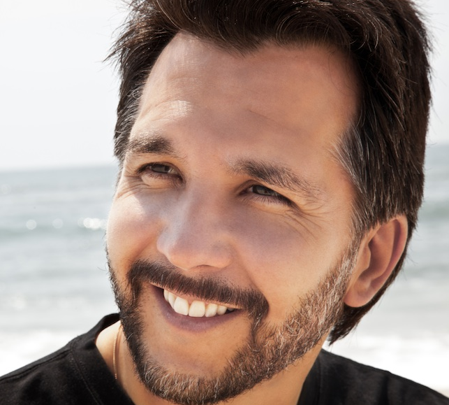 Pour avoir plus de détails sur la carrière de chanteur, mais aussi de conférencier et d’éditeur de Kaya, consultez le www.kaya.fm.