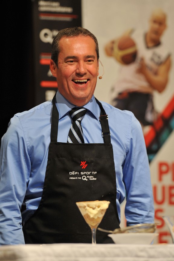 Serge Lemieux, vice-président du Groupe des journaux, Québec et Ontario, de TC Média, a préparé un tiramisu lors du Défi gastronomique de l’organisme AlterGo.