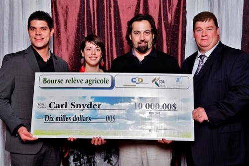 M. Snyder recevant son prix.