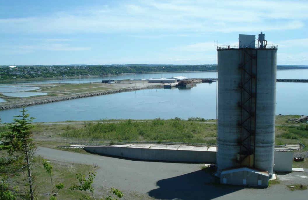 Les silos du port de Gros-Cacouna.