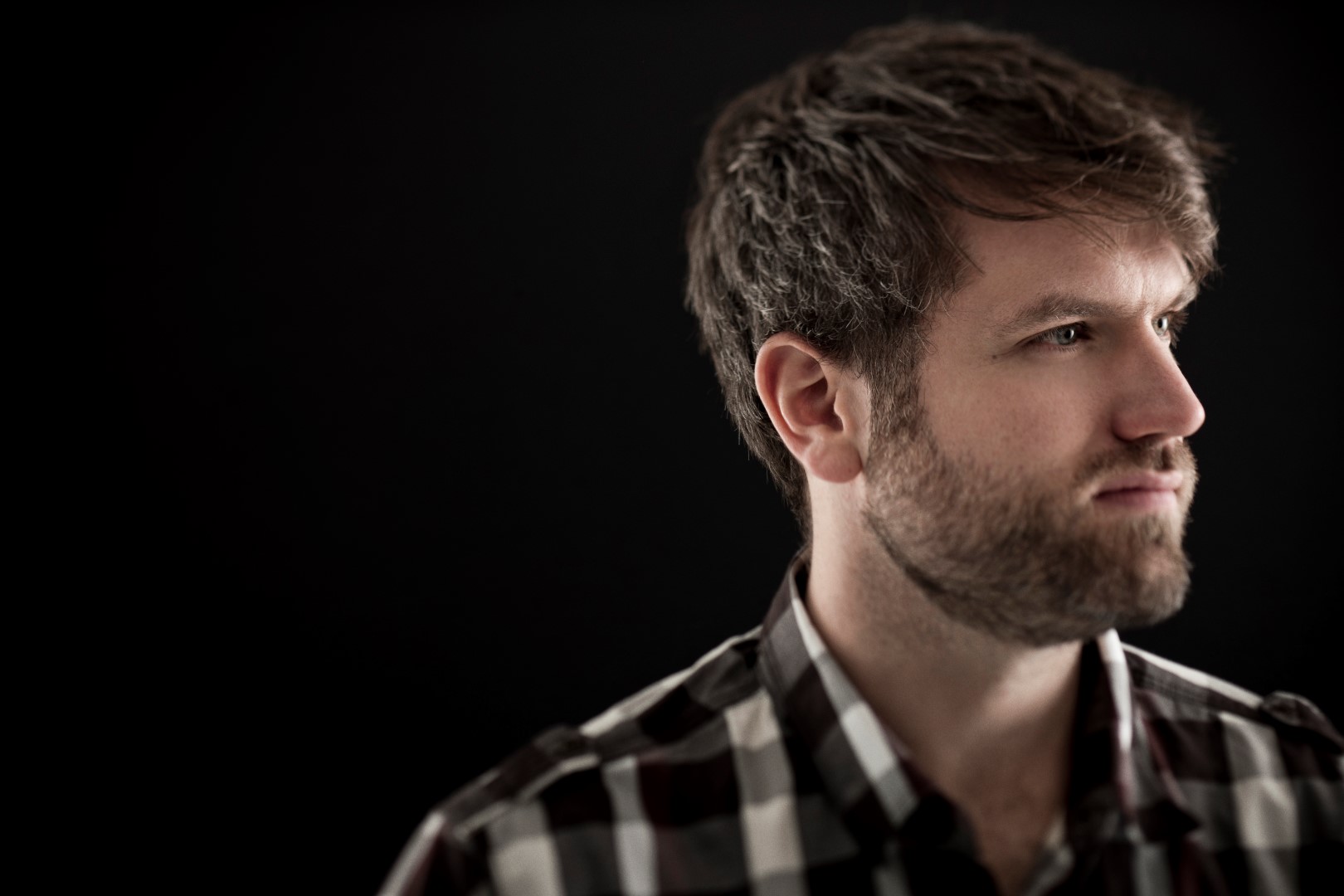 Pour son plus récent album, Ian Kelly poursuit avec un mélange unique de pop éthérée et de musique roots.