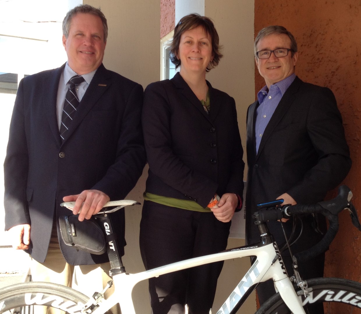 Claude Hamelin (Lussier, Cabinet d’assurances et services financiers), Isabelle Traversy, (comité organisateur Défi Vélo Lussier) et André Lussier (Lussier, Cabinet d’assurances et services financiers).