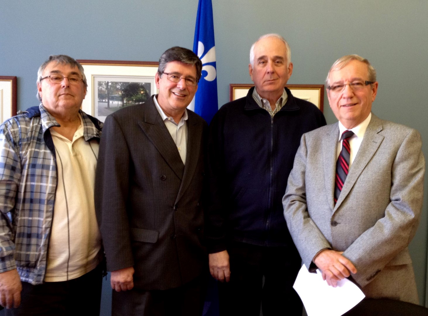 De gauche à droite : Réjean St-Germain (Regroupement des retraité(e)s des Aciers Atlas), Sylvain Simard (député de Richelieu), Pierre St-Michel (Regroupement des retraité(e)s des Aciers Atlas) et Louis Plamondon (député de Bas-Richelieu-Nicolet-Bécancour.