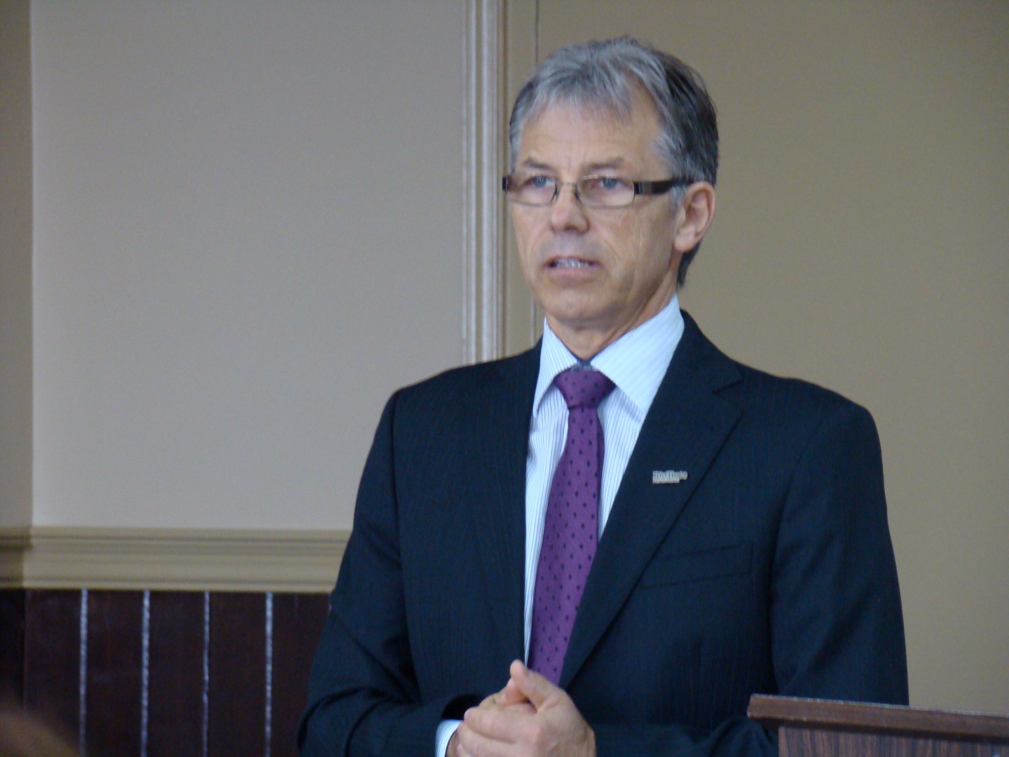 M. Bouchard en pleine conférence.