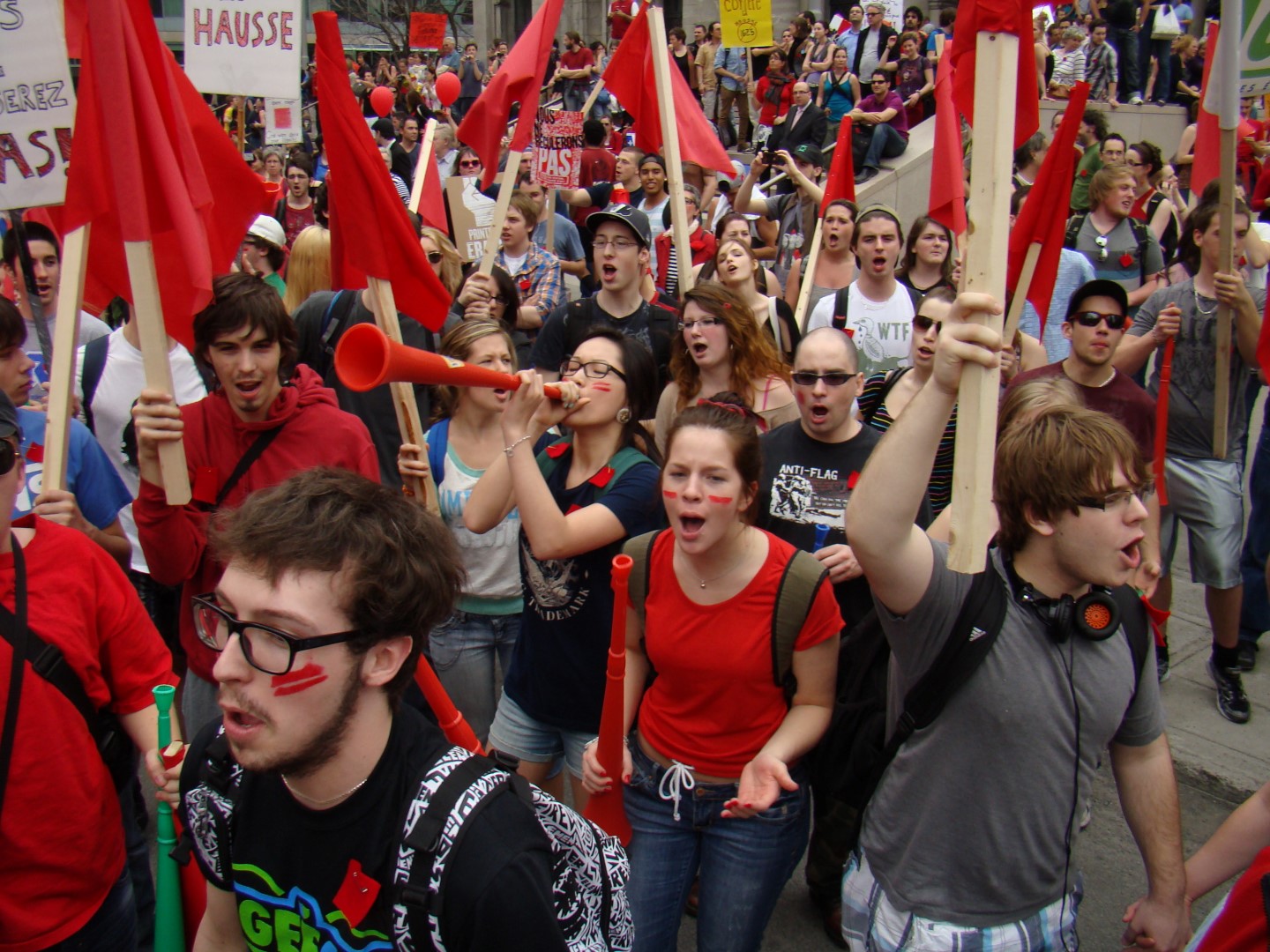 Alors que le conflit opposant les étudiants contre la hausse des frais de scolarité au gouvernement entame sa douzième semaine, enseignants, syndicalistes et personnalités viennent se joindre au camp des « rouges ».