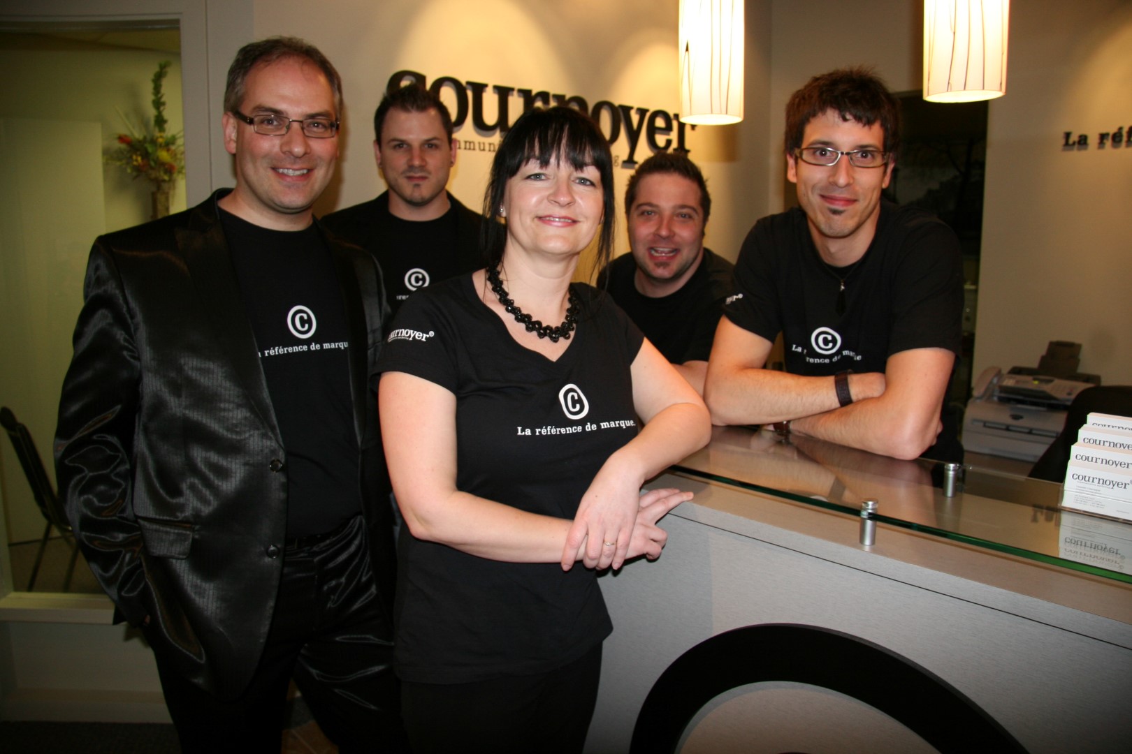 Laurent Cournoyer, président-directeur général de Cournoyer communication marketing, et les membres de son équipe: Catherine Objois, Francine Gosselin, Martin Sylvestre, Martine Champagne, Philippe Côté, Monique Fournier, Sylvie Courchesne, Caroline Dion, Laurent Cournoyer, Julie Barthe, Claudine Côté, Sébastien Paul, Christine Brault, Louise Champagne, Carole Simard, Louis-Georges Mandeville et Mireille Charbonneau. Absents sur la photo : Christian Drouin, Martin Bergeron, Noémie Huard, Christiane Champagne et Audrey Chagot.