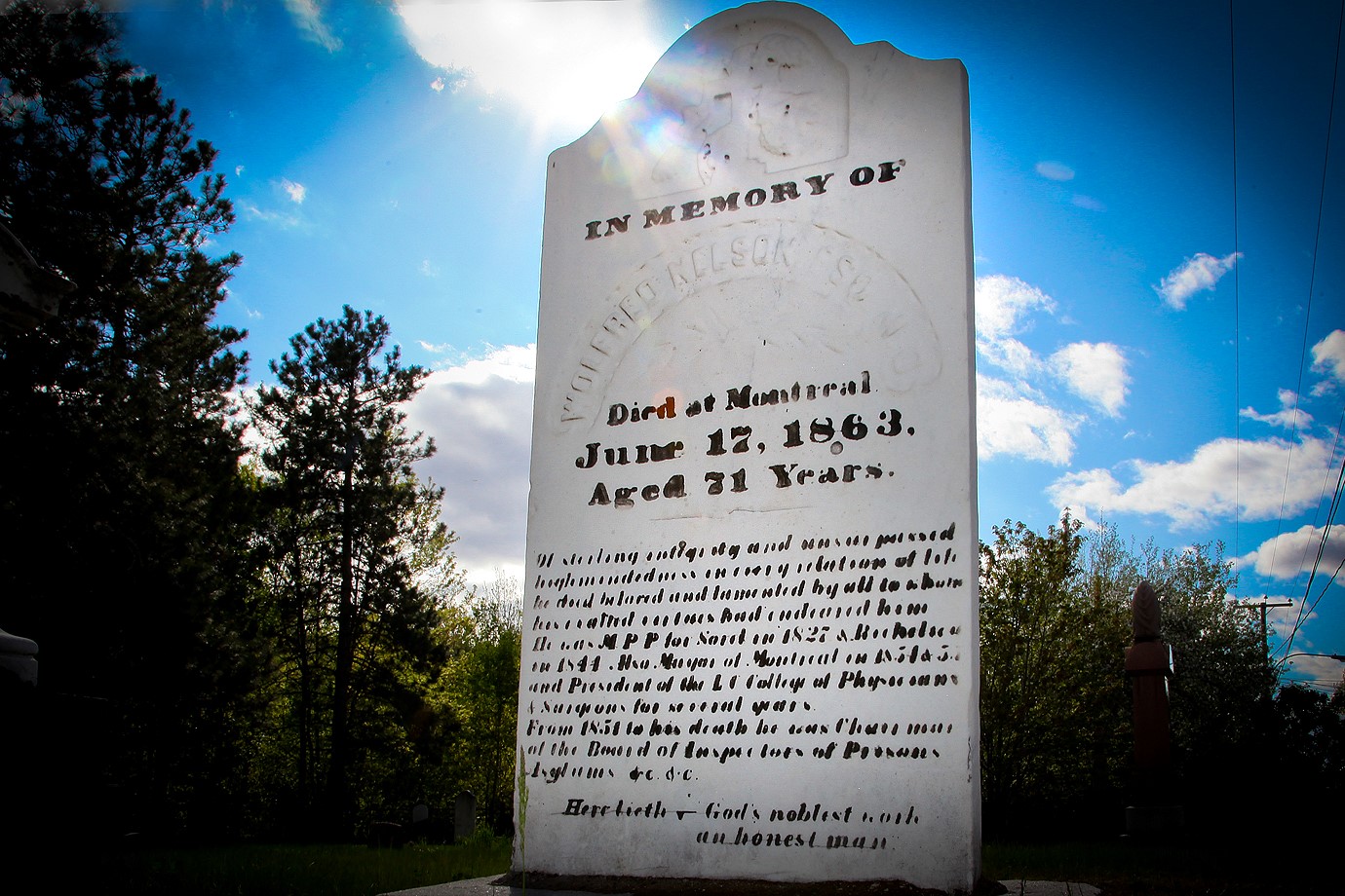 On retrouve la pierre tombale de Wolfred Nelson, mort en 1863, au cimetière anglican situé près de la polyvalente Fernand-Lefebvre. Ce dernier fut le chef des patriotes de Saint-Denis-sur-Richelieu en 1837.