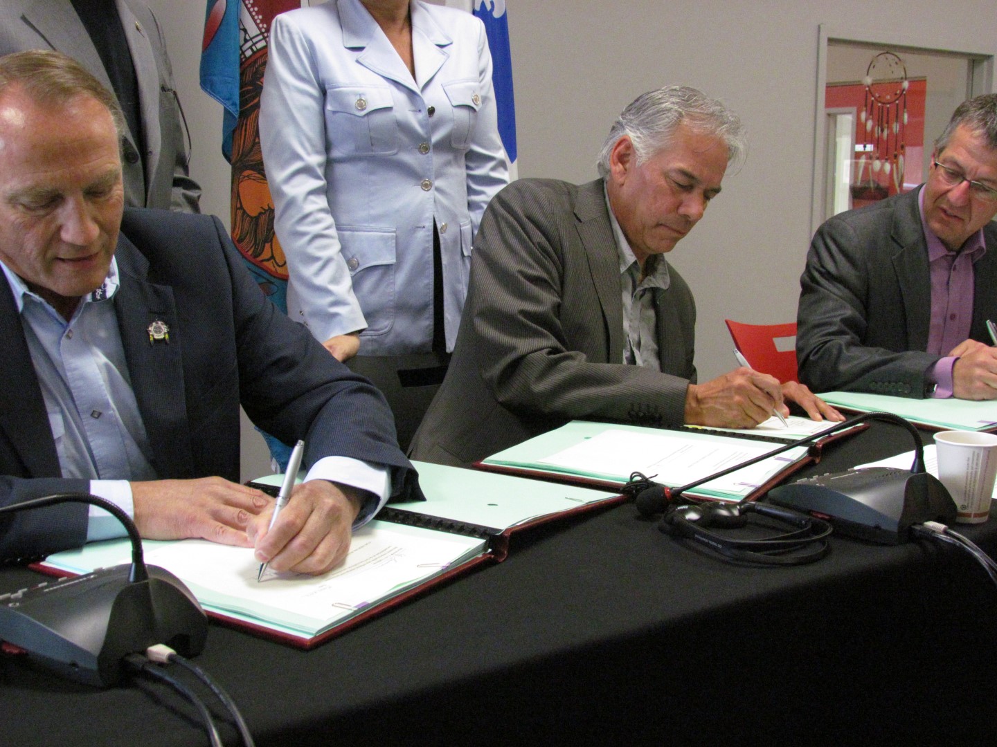 John Duncan, ministre des Affaires autochtones et du Développement du Nord canadien, Ghislan Picard, chef de l'Assemblée des Premières Nations du Québec et du Labrador, et Daniel Bernard, député de Rouyn-Noranda-Témiscamingue et adjoint parlementaire du ministre responsable des Affaires autochtones.