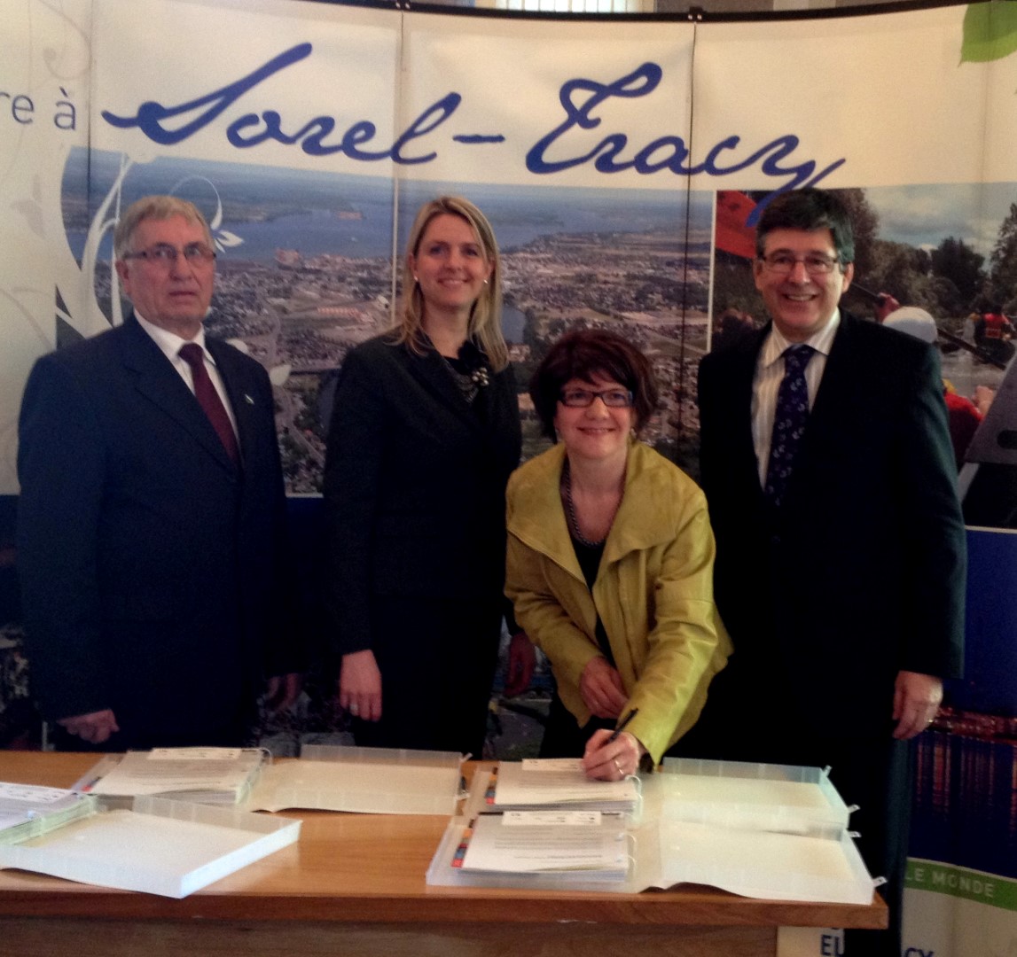 Le Cahier de présentation a été remis à Natalie Quirion, présidente de Zone Québec Innovation, et signé conjointement par Réjean Dauplaise, maire de Sorel-Tracy, Sylvain Simard, député de Richelieu à l’Assemblée nationale du Québec, et par Hélène Gignac, présidente du TÉI, et paraphé par Mme Quirion. (De gauche à droite : M. Dauplaise, Mme Quirion, Mme Gignac et M. Simard)