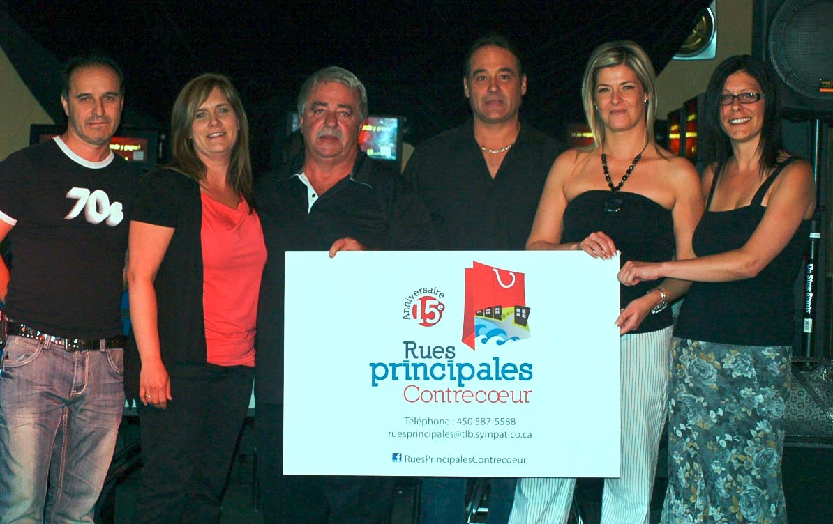 Pierre Gagnon, directeur des événements ; Isabelle Chrétien, présidente de Rues principales ; Yves Richer, directeur général ; Daniel Gosselin et Barbara Berthiaume, propriétaires et Véronique Tremblay, responsable de la cuisine du Pub Chez Philippe, sur la route Marie-Victorin, au coin de Saint-Antoine, Contrecœur.
