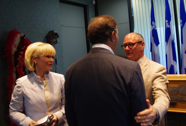 Le ministre Sam Hamad a été chaudement accueilli par le pdg de la Société du parc industriel, Maurice Richard, et la ministre Julie Boulet.