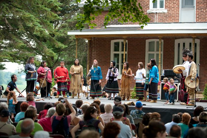 Le Pow Wow d’Odanak est parmi les premiers du Québec et rassemble non seulement les Abénakis, mais aussi des gens issus des premières nations du Québec et même de l’Amérique du Sud.