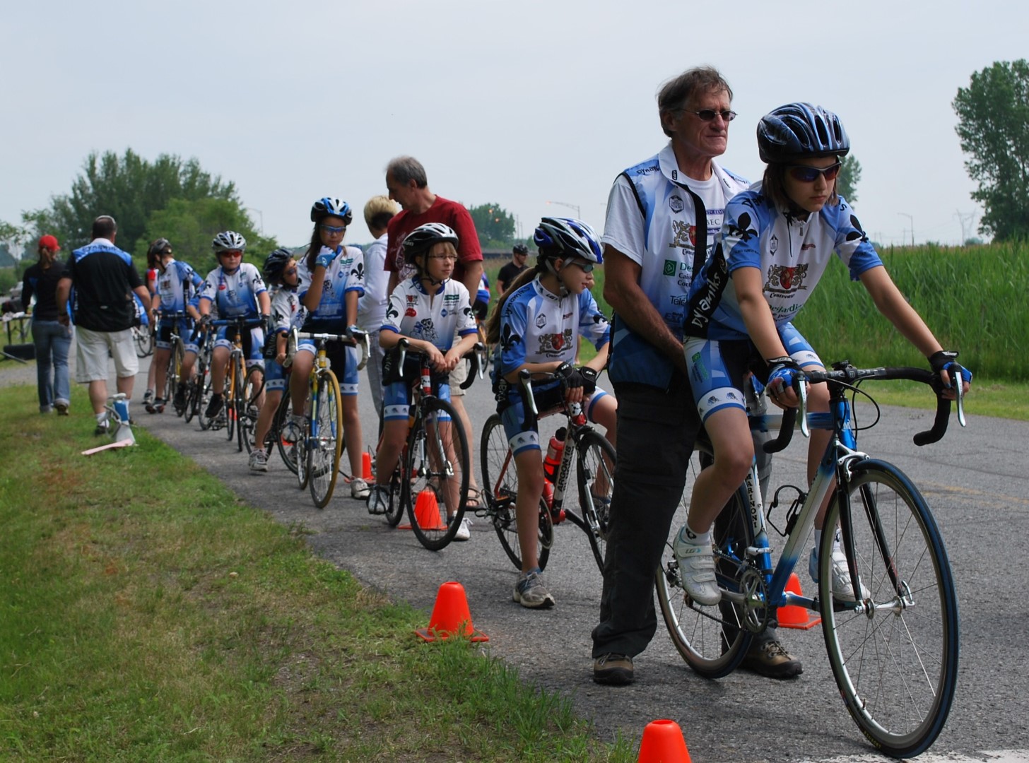 Tous les cyclistes âgés de 8 à 16 ans sont invités à venir participer aux épreuves de contre-la-montre individuel et de circuit routier prévues au programme.