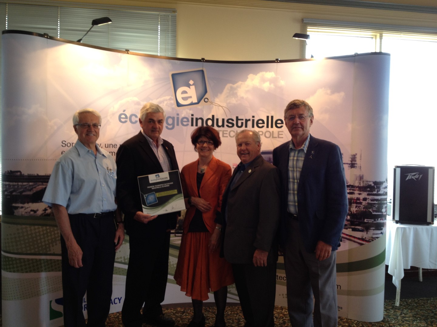 Remise de plaque lors de la cérémonie hommage de la reconnaissance de la région comme Technopole en écologie industrielle.