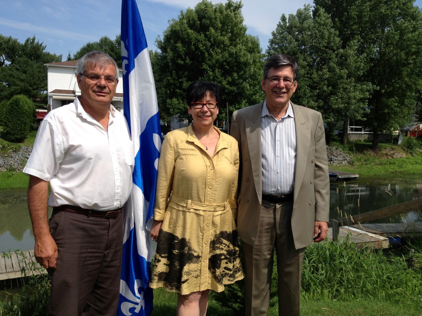 Marcel Fafard, président de l'association péquiste de Richelieu, Élaine Zakaïb, candidate à l’investiture du Parti Québécois de Richelieu, et le député sortant de Richelieu, Sylvain Simard.
