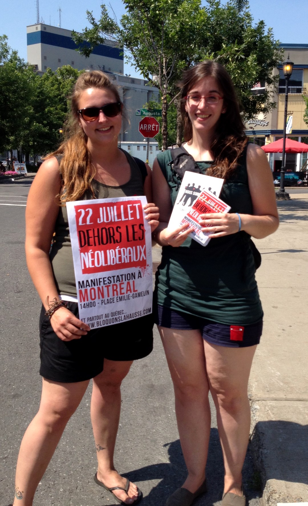 > Les militantes Marie-Soleil Chrétien, étudiante à l’UQAM, et Sophie Dufour Beauséjour, de l’Université Laval, souhaitaient prendre le pouls des Sorelois. « On veut voir comment les gens perçoivent le mouvement », ont-elles laissé savoir.