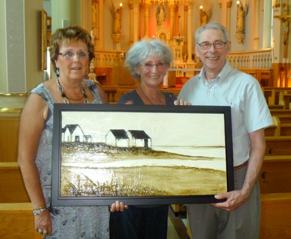 Madeleine Lavallée, présidente de Métiers d'art de Saint-Ours, et Yves Bibeau, président de la Caisse Desjardins Centre du Bas-Richelieu, ont remis le premier prix à Nicole Landry pour son œuvre Se souvenir.