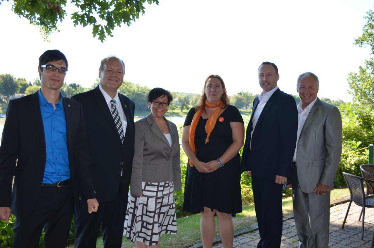 Avant le scrutin du 4 septembre, les cinq candidats de la circonscription de Richelieu, soit Michaël Rocheleau (Option nationale), Alain Plante (Parti libéral), Élaine Zakaïb (Parti québécois), Marie-Ève Mathieu (Québec solidaire) et Jean-Bernard Émond (Coalition avenir Québec) ont été invités à un déjeuner-causerie de la Chambre de commerce et d'industrie Sorel-Tracy métropolitain. L'événement a été animé par le directeur général de la chambre, Marcel Robert (dernier à droite).
