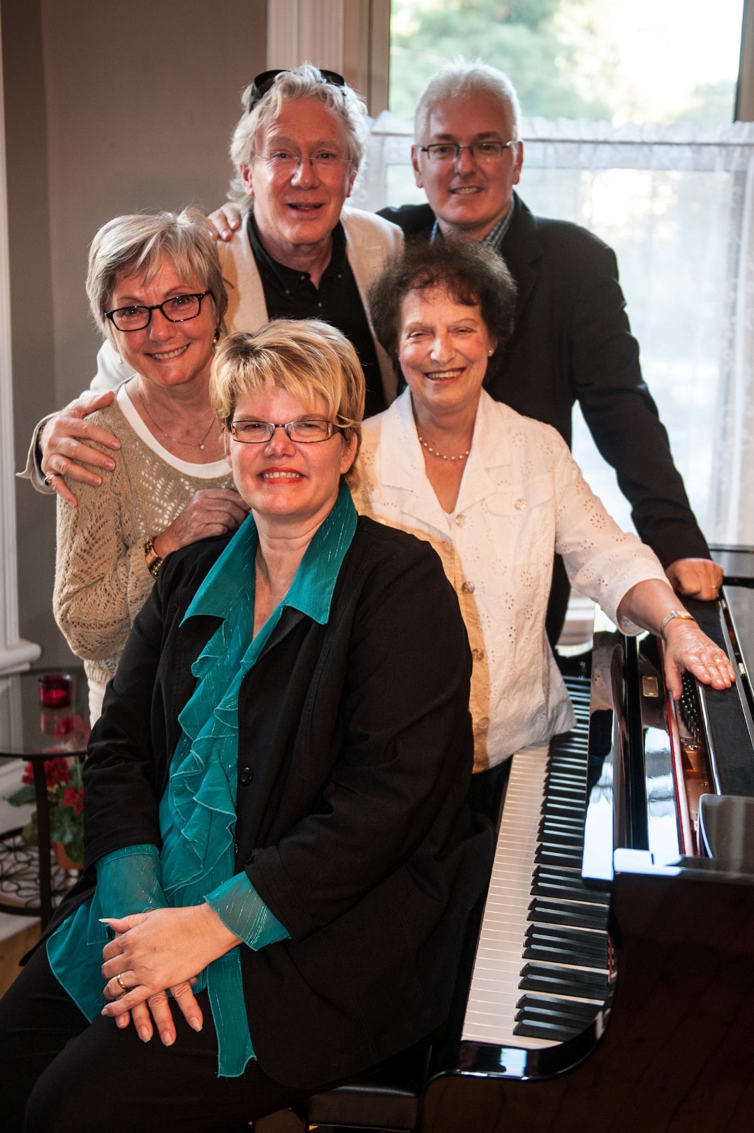 La directrice générale de Maison de la musique, Rachel Doyon (au centre), compte sur la collaboration de plusieurs passionnés de musique : Danielle Fraser, Georges Nicholson, Pierre Vachon et Madeleine Lemaire. 