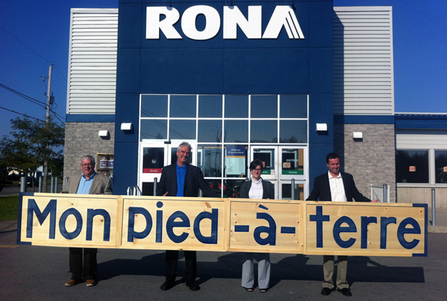 Raymond Lapointe, copropriétaire et fondateur de Mon Pied-à-terre, André Robert, directeur de Rona Lachute, Julie Lapointe, directrice de Mon Pied-à-terre et Patrick Cadieux, copropriétaire de Rona Lachute.