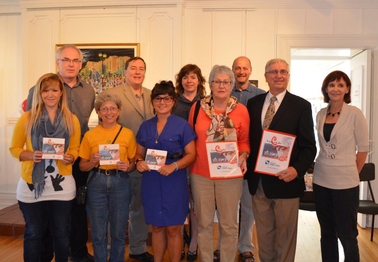 Première rangée : Maggie Duchesne (Biophare), Sylvie Demers (artiste), Audrey Constantineau (Ville de Sorel-Tracy), Armande Hébert (Coopérative de solidarité artistique de la région soreloise), Réjean Dauplaise (maire de Sorel-Tracy), Diane Marie Racicot (conteuse). Deuxième rangée : Philippe Manning (photographe), Réjean Bériault (Promenades de Sorel), Caroline Cloutier (MRC de Pierre-De Saurel) et Marc Mineau (Biophare).