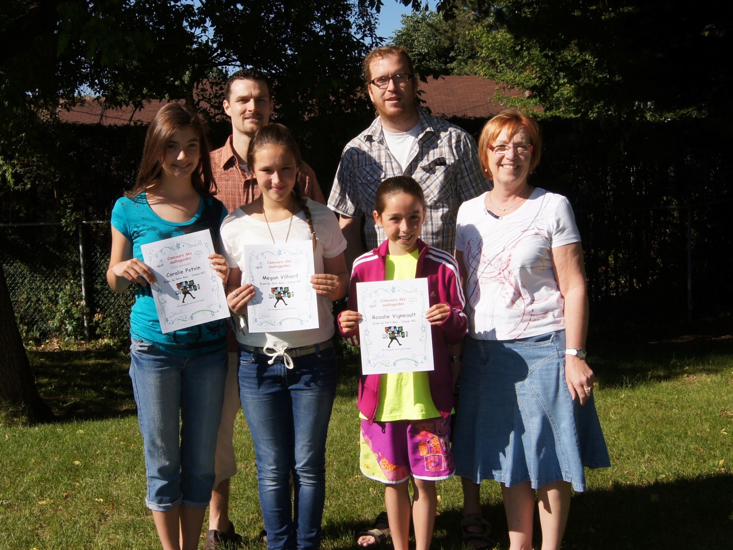 Première rangée, de gauche à droite : Coralie Potvin, Megan Villiard et Rosalie Vigneault, gagnantes, et Suzanne Verville, directrice de l’école Au Petit bois. Deuxième rangée : Steve Morissette, conseiller pédagogique RÉCIT, et Yann Arseneault, enseignant à l'école Au Petit bois.