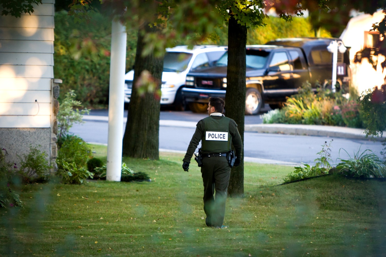 L'homme recherché des policiers est dans la vingtaine, maigre, de race blanche et les cheveux bruns. Il portait un jean et un kangourou blanc avec des dessins au moment du méfait.