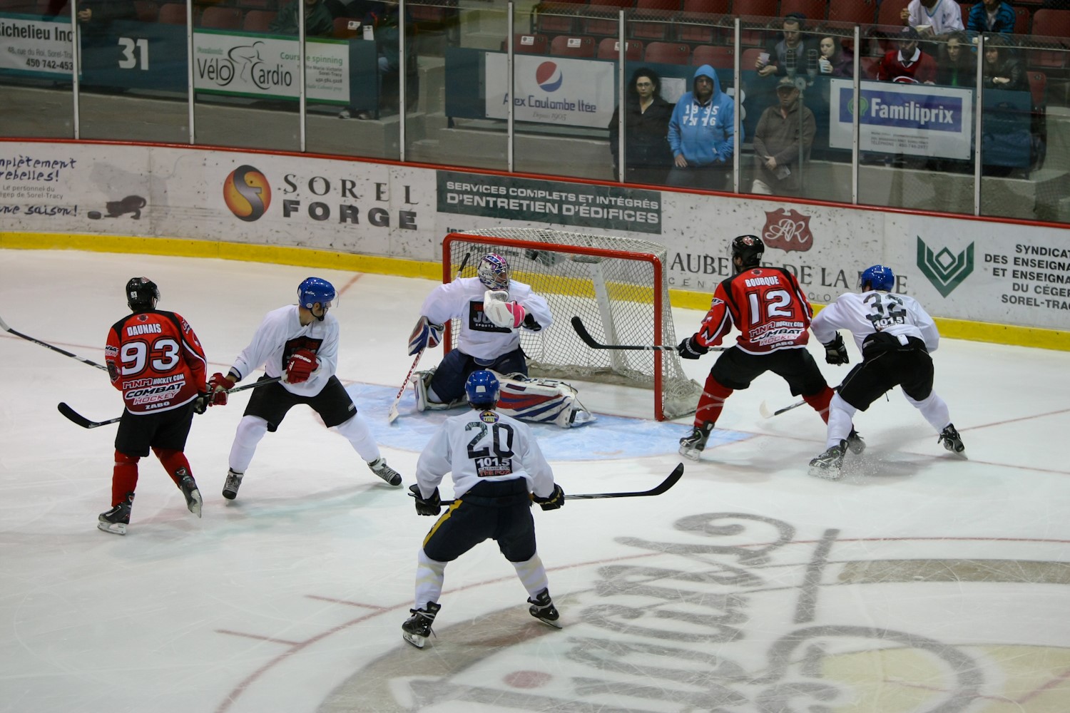 Adam Bourque (#12) a marqué deux fois pour permettre au HC Carvena de l'emporter 4-3 contre les River Kings de Cornwall.